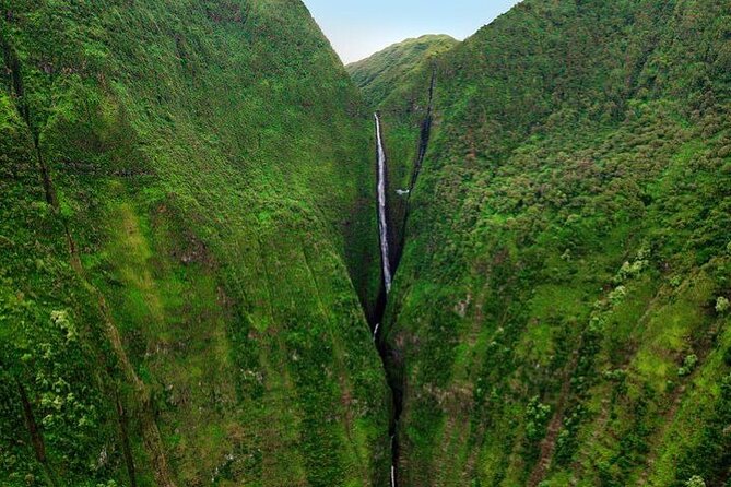 First Class Waterfalls of West Maui and Molokai Helicopter Tour - Kahakuloa Bay and Mauna Kahālāwai