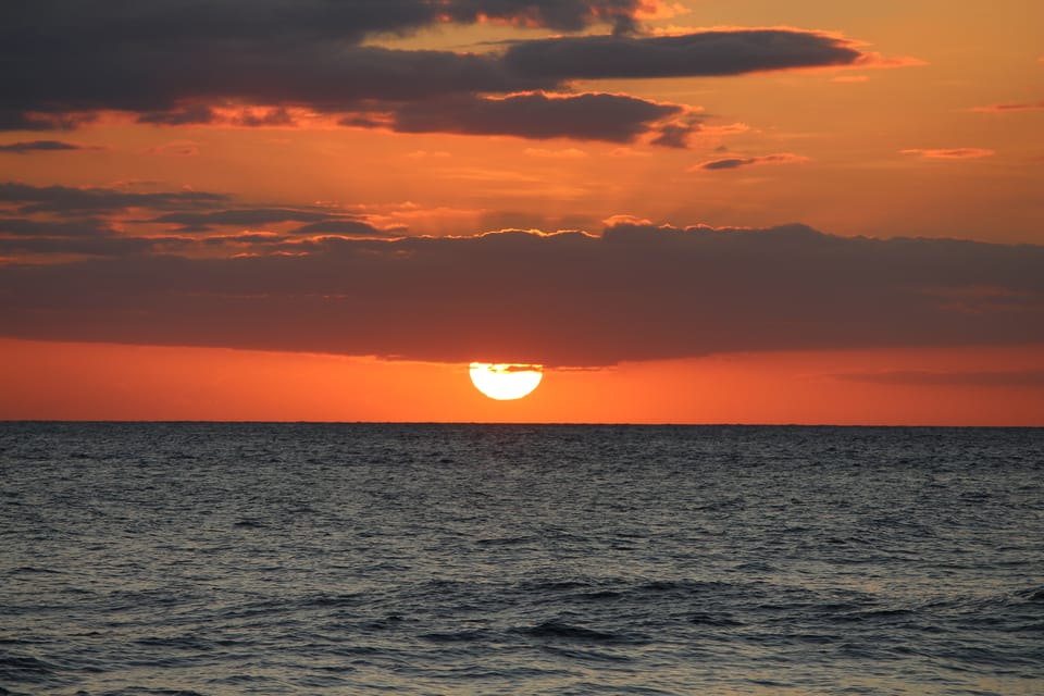 Maui: 2 Hour Sunset Dinner Sail with Open Bar and Appetizers - Should you book the Gemini sunset dinner sail?