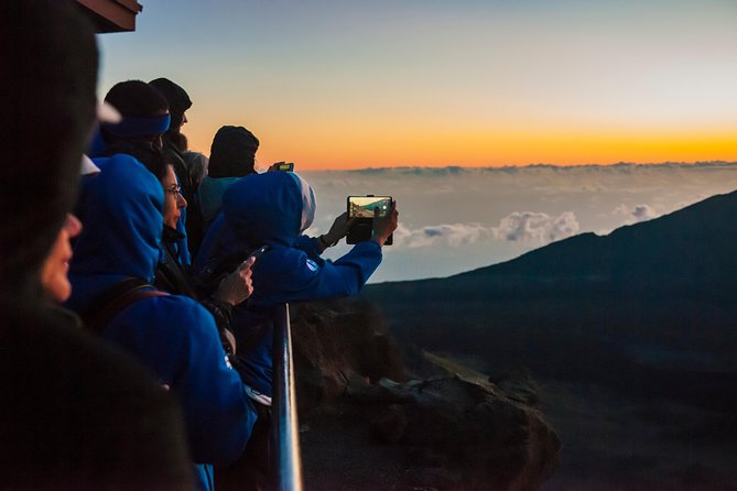 Maui: Haleakala Sunrise Spectacular with Local Breakfast - The return route and views toward Maui