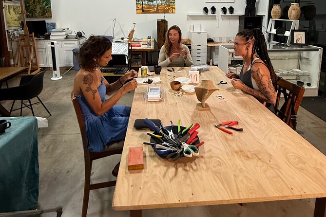 Maui Jewelry Making Class with Puka Shells and Pearls - Learning the jewelry-making steps