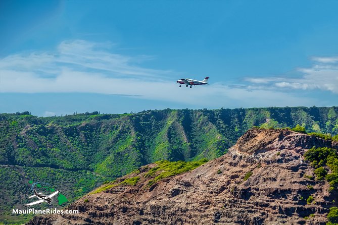 Maui <em>PRIVATE</em> Air Tour: Aquamarine & Emerald Dream: (2-5 People) – Key points to know before you fly’ /></p>
<ul>
<li><strong>Private flight for two to five people:</strong> Your group flies together, with no strangers sharing the cabin.</li>
<li><strong>Thirty minutes in the air:</strong> The route gives you a fast survey of Maui’s coast, ridges, beaches, and volcanic features.</li>
<li><strong>Best photo targets:</strong> Molokini Crater, Makena’s beaches, Haleakala lava fields, waterfalls, and the Nakalele Blowhole.</li>
<li><strong>Small aircraft, personal view:</strong> The plane is compact, but each cabin window puts you close to the scenery.</li>
<li><strong>Live pilot commentary:</strong> Headsets let you hear the guide clearly while the aircraft is in motion.</li>
<li><strong>Weather matters:</strong> Poor conditions can lead to a new date or a full refund.</li>
</ul>
<h2 id="a-short-flight-with-a-big-view-of-maui">A short flight with a big view of Maui</h2>
<p><img width="669" height="446" decoding="async" src=
