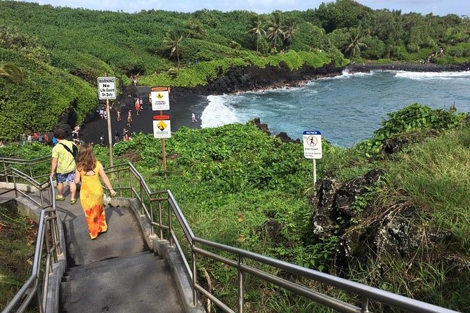 Maui Tour : Road to Hana Day Trip from Lahaina with Pick-up - The black sand beach and Wai‘anapanapa State Park