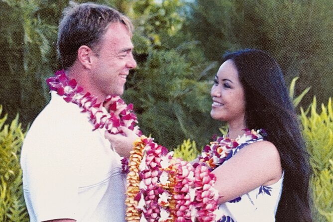 Orchid Airport Lei Greeting (Maui, Kahului Airport, OGG) - Why the personal sign makes a difference
