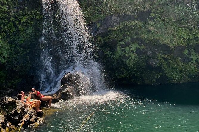 Road to Hana Small-Group, Waterfalls, Black Sand Beach & Pickup - Why the Road to Hana works better with a guide
