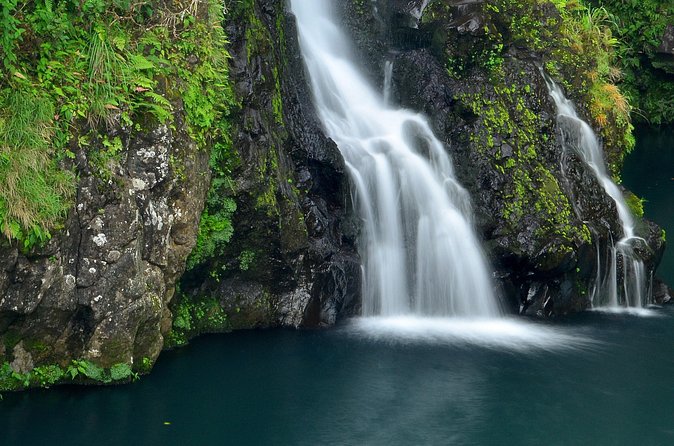 Small-Group Luxury Tour: Road to Hana and Ka'eleku Cavern Day Trip - Lunch beside the cave